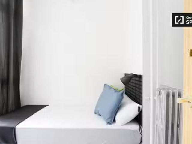 ¡Recién llegado! Acogedora habitación en piso de 8 habitacione.