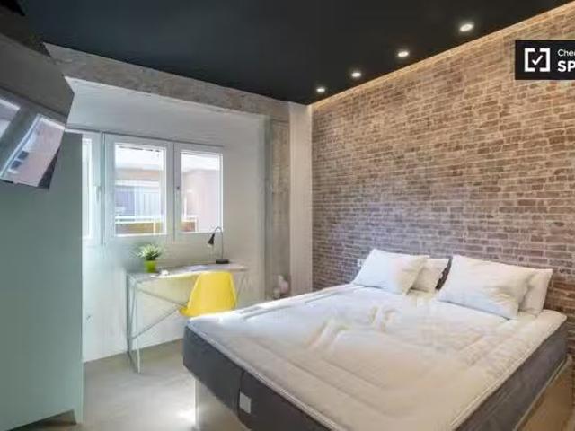 Barato Alquiler de habitaciones en piso de 6 habitaciones en V.