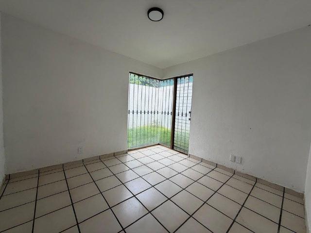 RENTA AMPLIA CASA EN JARDINES VALLARTA 3 recámaras
