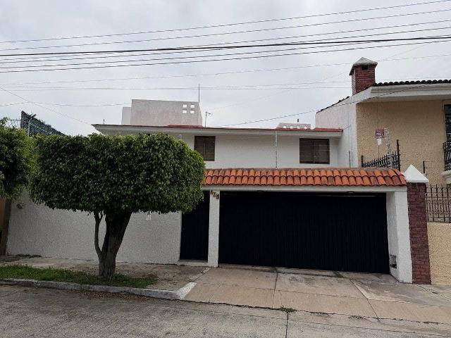 renta amplia casa en jardines vallarta 3 recámaras