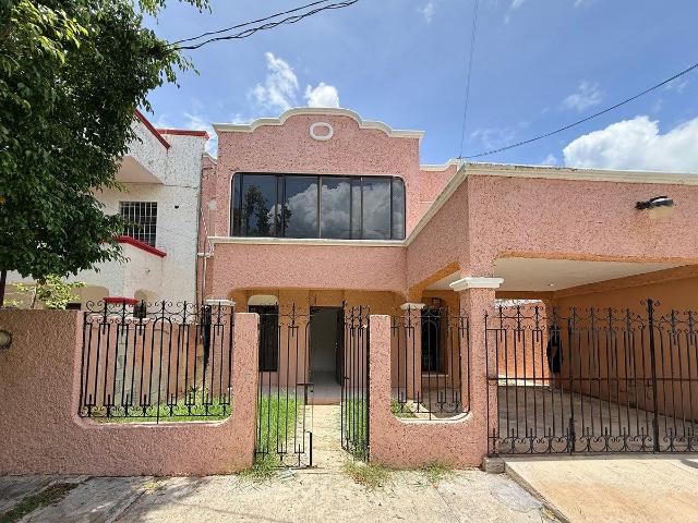 EN RENTA AMPLIA CASA SIN AMUEBLAR