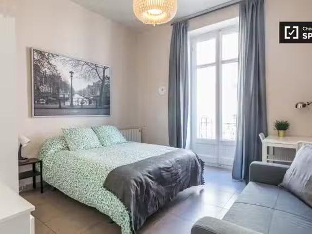 Bonito Amplia habitación en alquiler en el Eixample, Madrid
