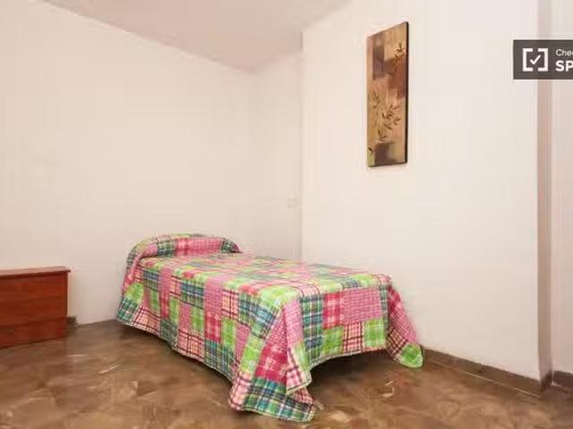 Barato Amplia habitación en piso compartido en Los Pajaritos.