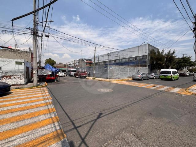 Renta Bodega Comercial con Oficinas