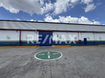 Renta Bodega con 3 andenes en patio industrial sobre la Gustavo Bazucaros