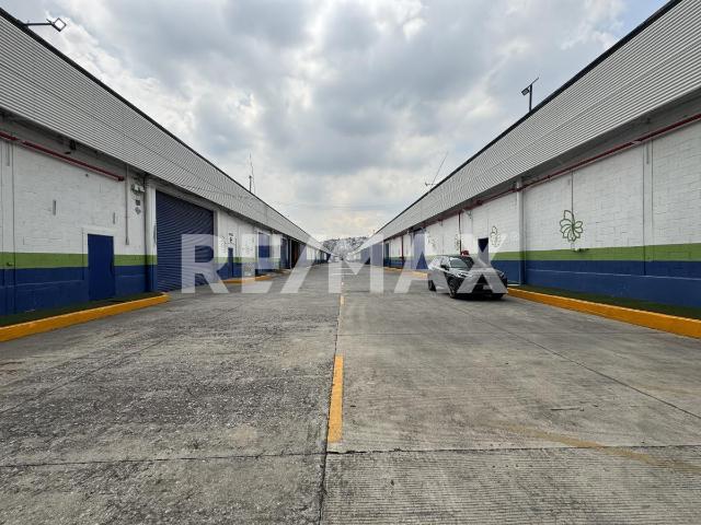Renta Bodega en patio industrial sobre Av. Gustavo Baz