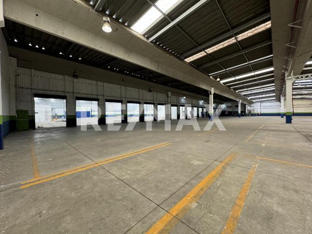 Renta bodega industrial con 16 andenes sobre Av. Gustavo Baz