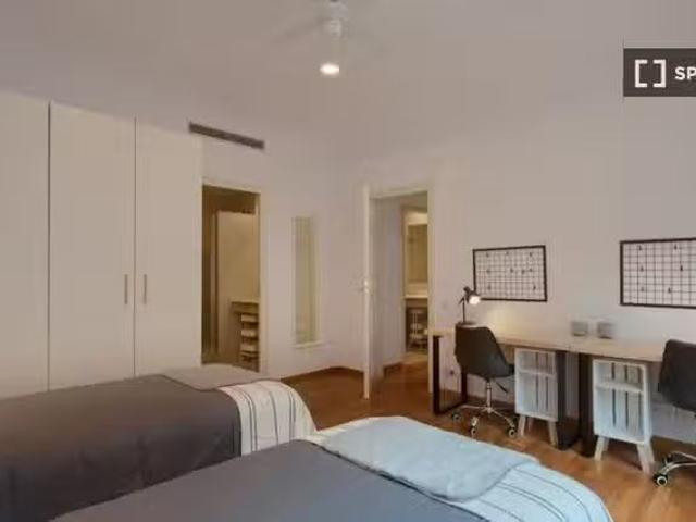Único Cama en habitación compartida en piso de 5 habitaciones.
