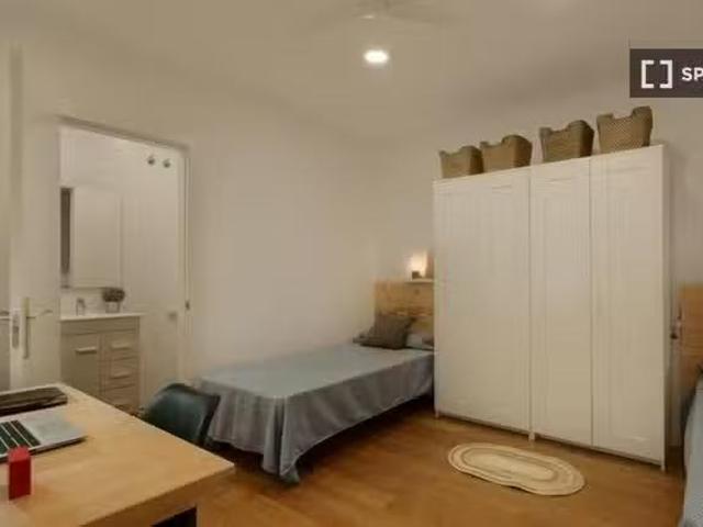 Encantador Cama en habitación compartida en piso de 6 habitaci.