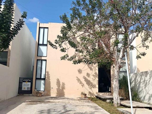 Renta casa amueblada de 3 recámaras una en pb en Conkal al norte de merida