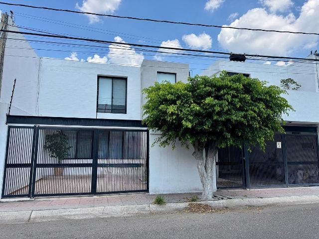 CASA EN RENTA EN JARDINES DE QUERETARO, CENTRICA Y AMPLIA