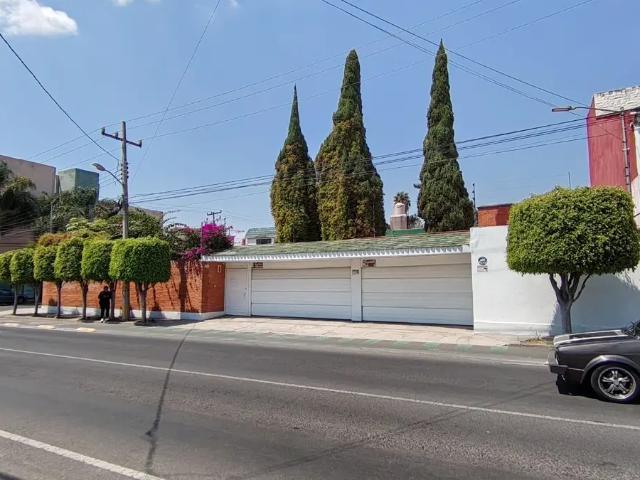 Renta Casa Comercial de Un Piso en Esquina de Huexotitla, ideal para oficinas