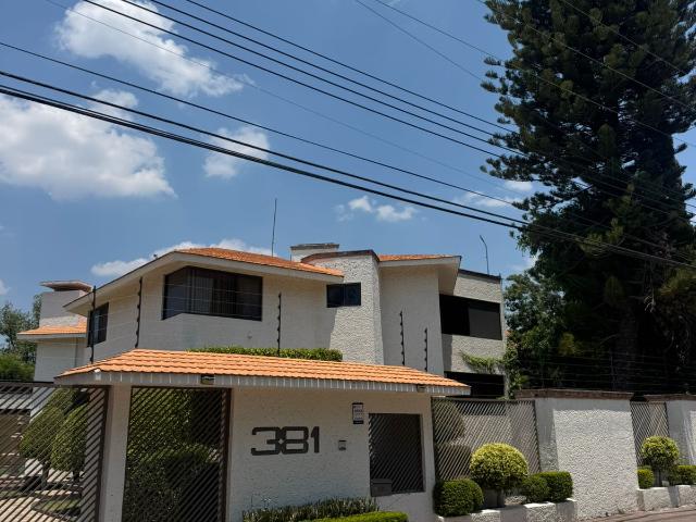 RENTA CASA CON ALBERCA Y CUARTO DE SERVICIO EN JURICA