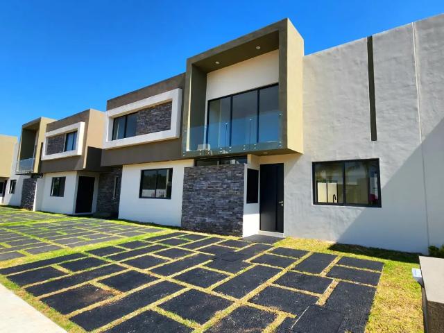 RENTA CASA EN CLUSTER BUGAMBILIA POR LA SEP AV. SIERVO DE LA NACION