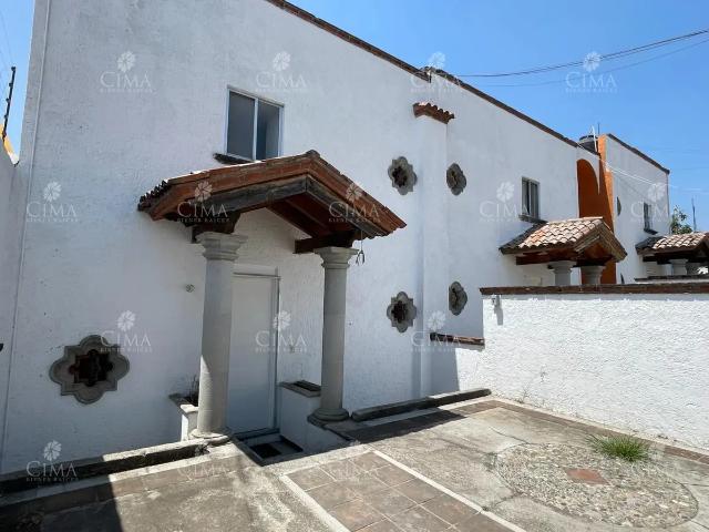 Renta casa en condominio en Lomas Tetela R173