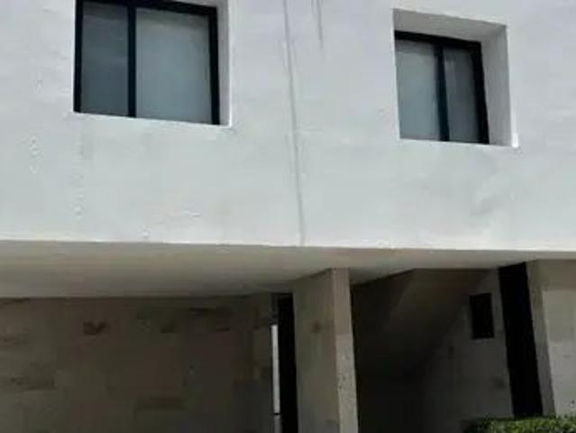 Renta Casa En Esquina, Con Cuarto De Servicio Con Baño Completo, Inspira Zibata