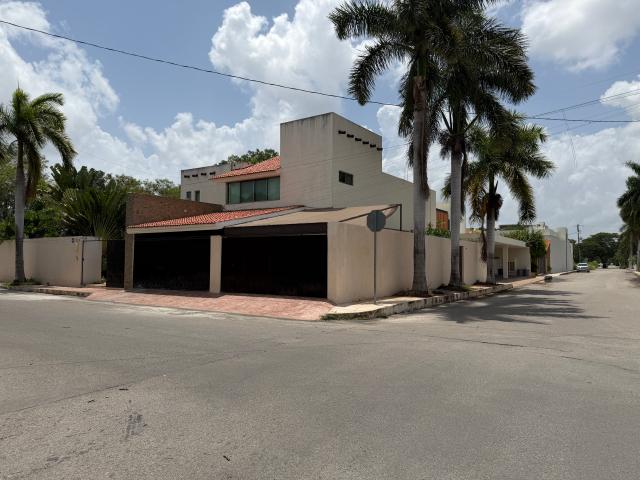 Renta Casa en esquina Montebello 3 recamaras con alberca en Merida Yucatan