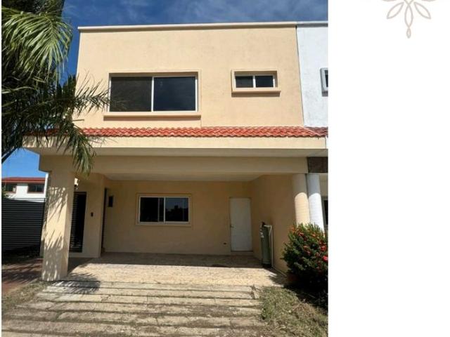RENTA CASA en Privada 3 Recámaras3.5 Baños Estudio Hacienda Esmeralda