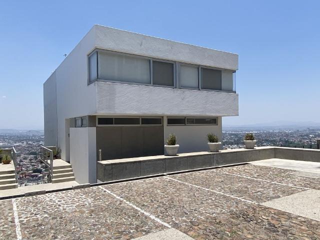 RENTA CASA en Querétaro, LOMA DORADA. Cerca de LOS ARCOS. Con ALBERCA