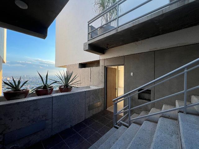 RENTA CASA en Querétaro, LOMA DORADA. Cerca de LOS ARCOS. Con ALBERCA