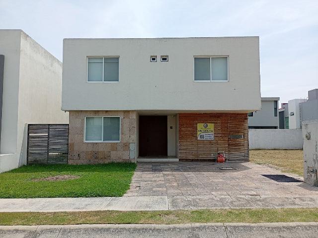 Renta Casa en Santa Anita Coto privado con alberca y canchas