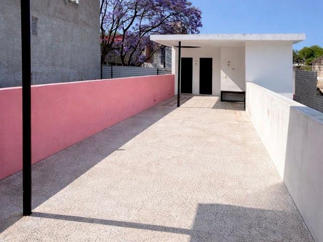 renta casa tipo shotgun 316m2 con roof privado y patio interior sin amueblar