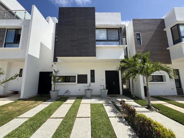 RENTA Casa 3 rec?maras en Privada Malaga Playa del Carmen
