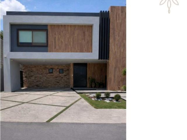 RENTA Casa 3 Recámaras 4.5 Baños Alberca Propia Cto. Serv. Villa Brisa