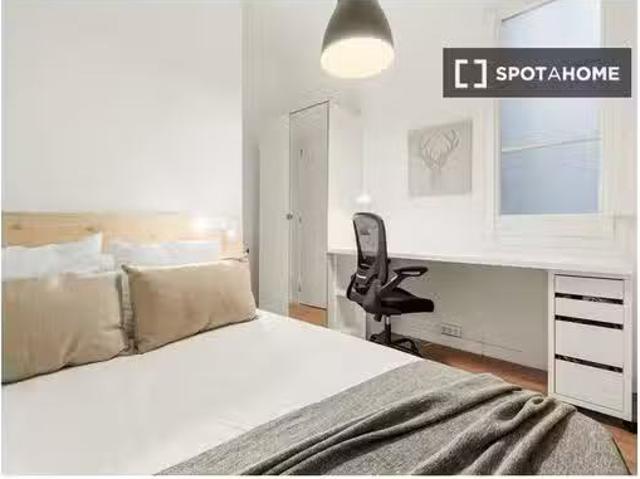 Acogedor Cómoda habitación en un apartamento de 9 dormitorios.