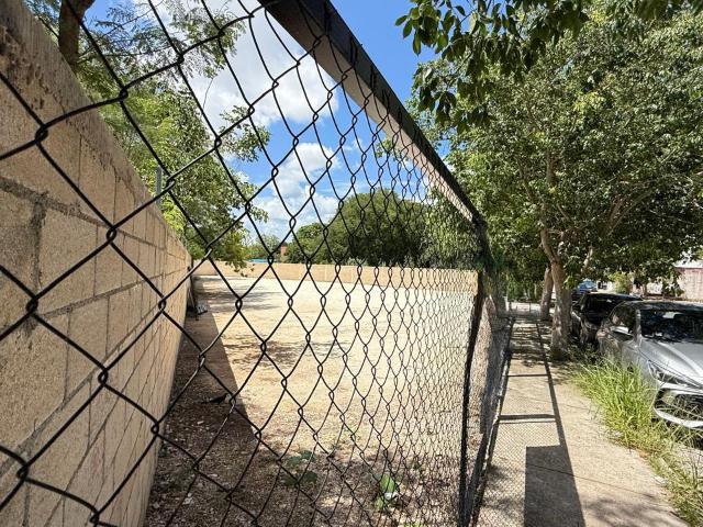 Renta de Terreno de 856 m2 en Colonia Maya