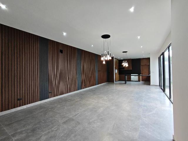Renta de Casa Nueva en Santiago privada con amenidades