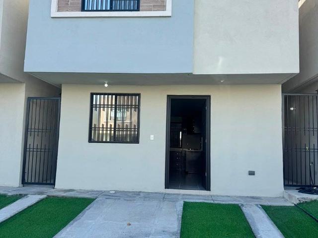 RENTA DE CASA NUEVA ENTRE JUAREZ Y CADEREYTA SEMI AMUEBLADA