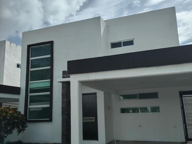 Renta de casa amplia en fraccionamiento el vergel