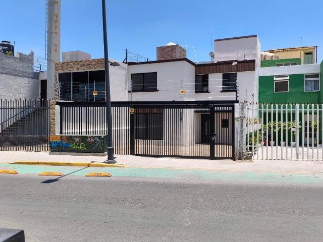 RENTA DE CASA CON USO COMERCIAL SOBRE 5 DE FEBRERO