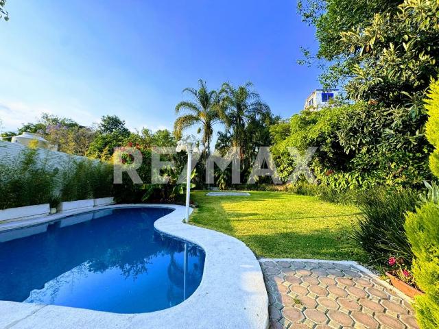 Renta de casa con alberca en la Col. Tlaltenago, Cuernavaca, Morelos. Clave 6107