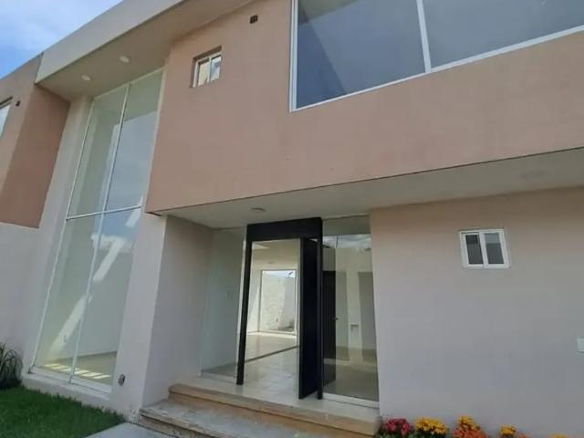 Renta de casa con excelente ubicación