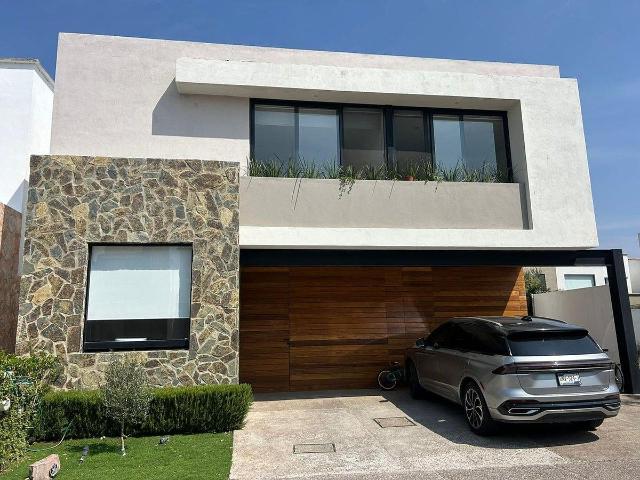 Renta de casa en Colonia Arco de Piedra, disponible en el mes de julio..12