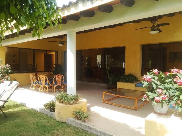 Renta de Casa en condominio amueblada con alberca, cancha tenis, Jardines Jiutepec Morelos