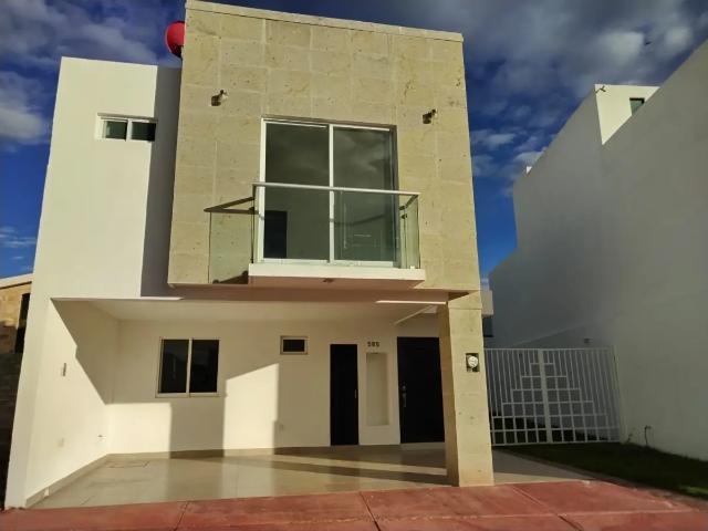 Renta de Casa en Condominio en Lombardía, Irapuato con Jardín y Piscina