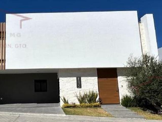 Exclusiva Residencia en Lomas del Molino III: Lujo y Seguridad en la Zona Dorada