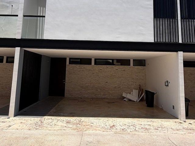 Renta de casa en Privada Ya’ax Beh en Conkal de 3 recámaras con amenidades