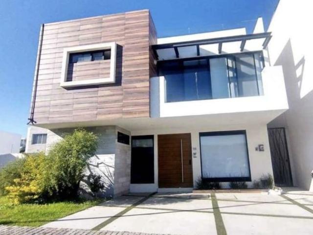 RENTA DE CASA RECAMARA EN PB Y ROOF GARDEN LOMAS DE ANGELOPOLIS