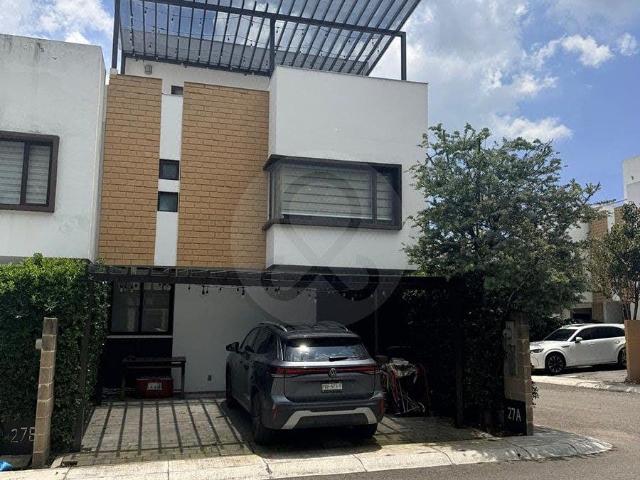 Renta de Hermosa casa con 3 niveles, ubicada en una privada en un desarrollo co