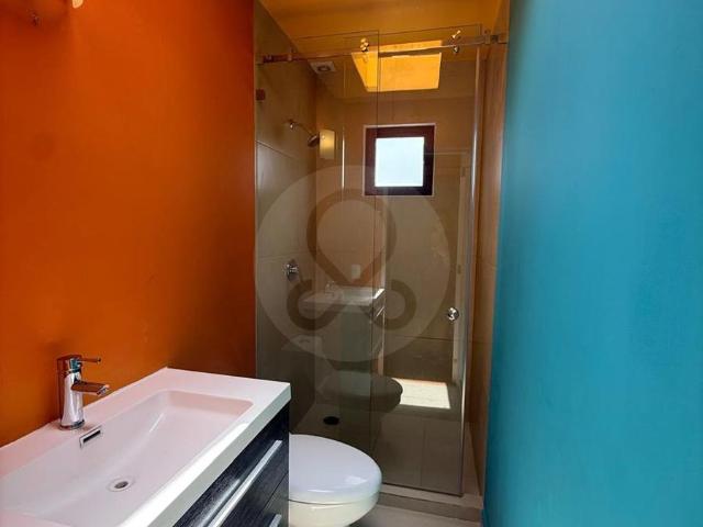 Renta de Hermosa casa con 3 niveles, ubicada en una privada en un desarrollo con seguir? 24 hrs, ?reas verdes y juegos y juegos infantiles