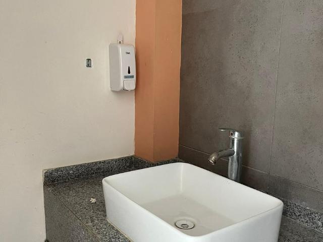 Renta de Local Comercial con Mezzanine con Ba?os a Pie de carretera