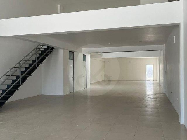 Renta de Local Comercial con Mezzanine con Ba?os a Pie de carretera