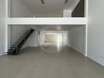 Renta de Local Comercial con Mezzanine con Ba?os a Pie de carretera