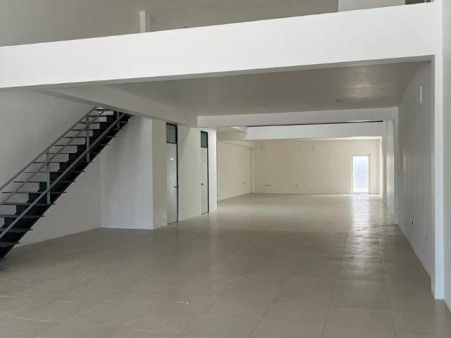 Renta de Local Comercial con Mezzanine con Ba?os a Pie de carretera