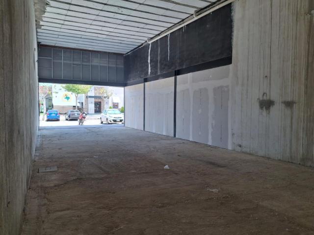 Renta de Local comercial de 105 m2 en Plaza con estacionamiento