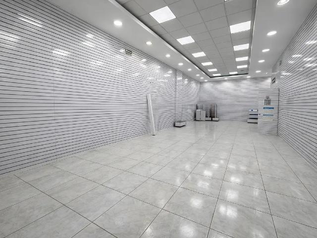 RENTA DE LOCAL COMERCIAL EN AV CANAL DE MIRAMONTES